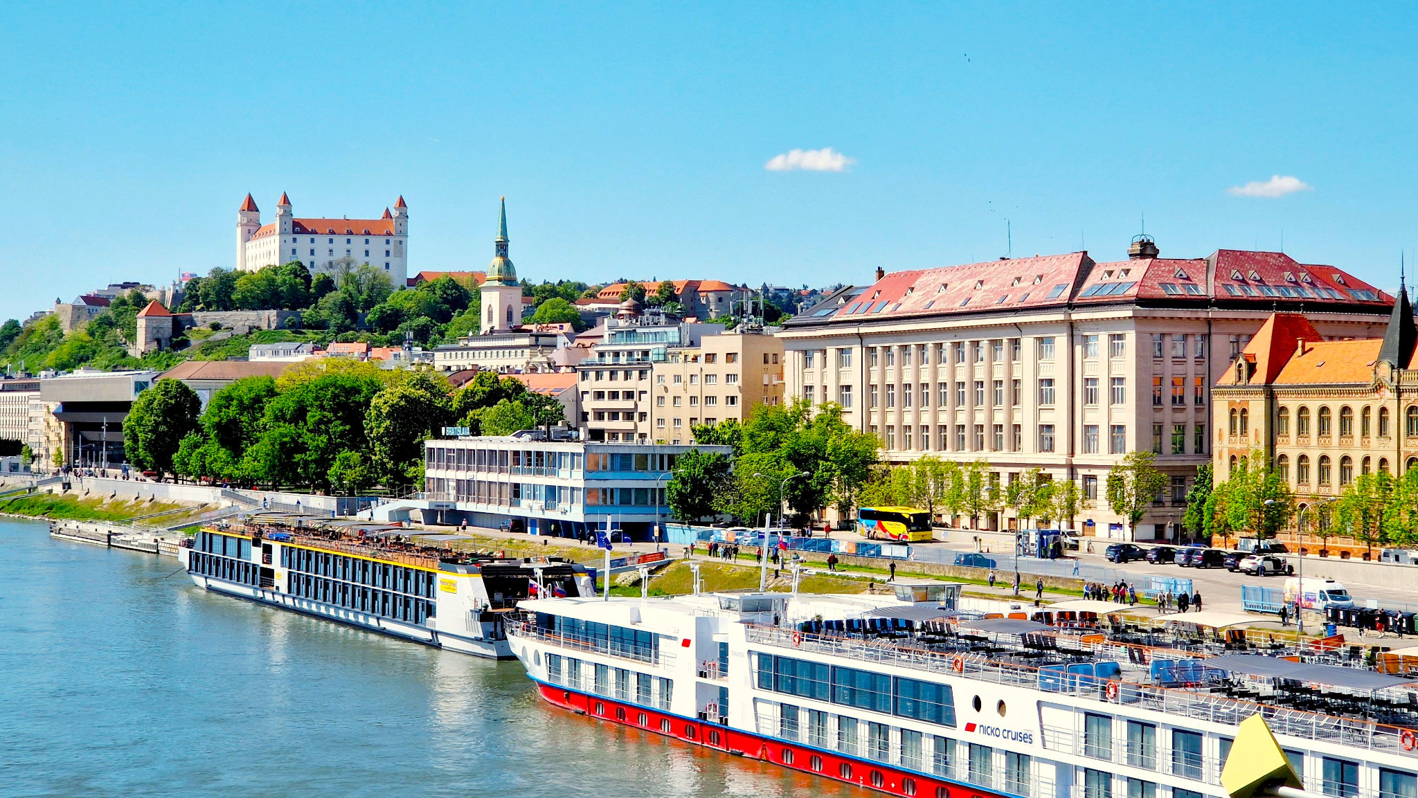Bratislava mit Burg über der Donau