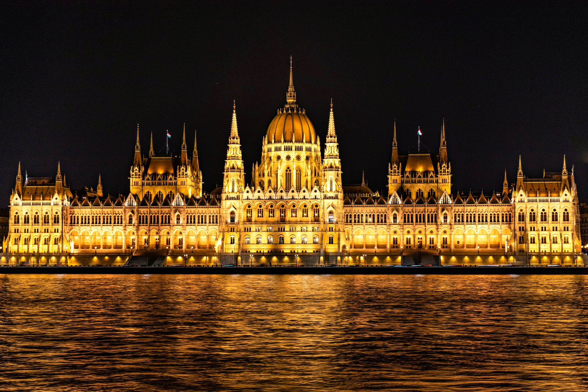 Budapester Parlament bei Nacht